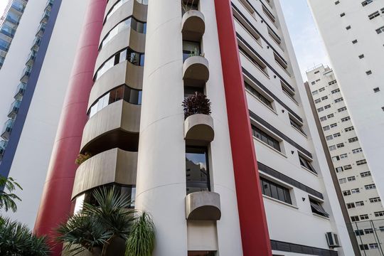 Compra apartamento mobiliado com 3 quartos e varanda. — Fachada