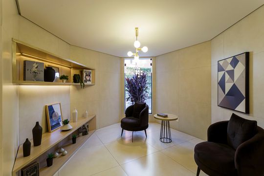 Compra apartamento mobiliado com 3 quartos e varanda. — Hall social