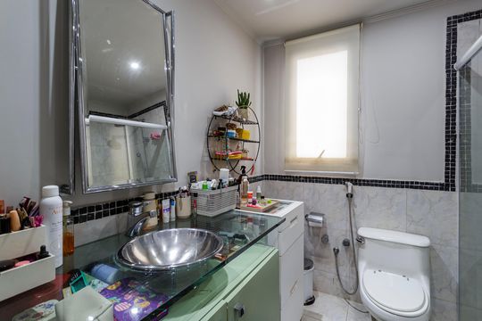 Compra apartamento mobiliado com 3 quartos e varanda. — Banheiro da Suíte 2