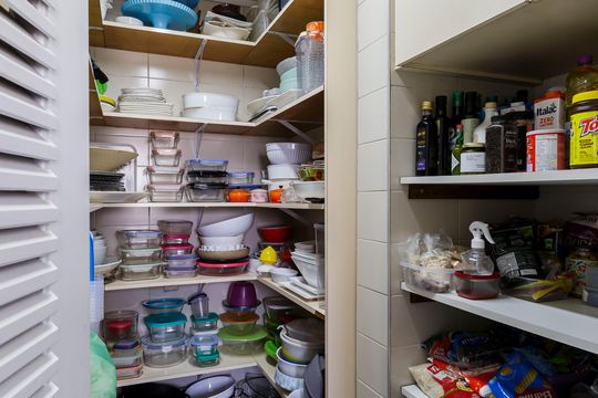 Compra apartamento mobiliado com 3 quartos e varanda. — Despensa
