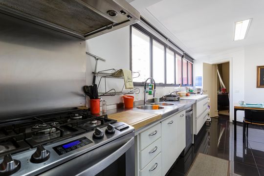 Compra apartamento mobiliado com 3 quartos e varanda. — Cozinha