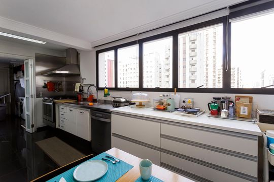 Compra apartamento mobiliado com 3 quartos e varanda. — Cozinha