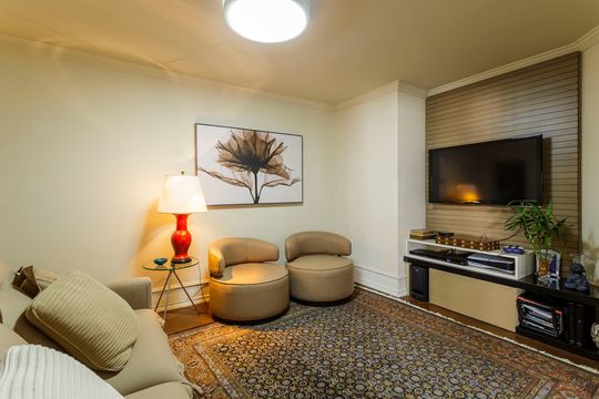 Compra apartamento mobiliado com 3 quartos e varanda. — Sala