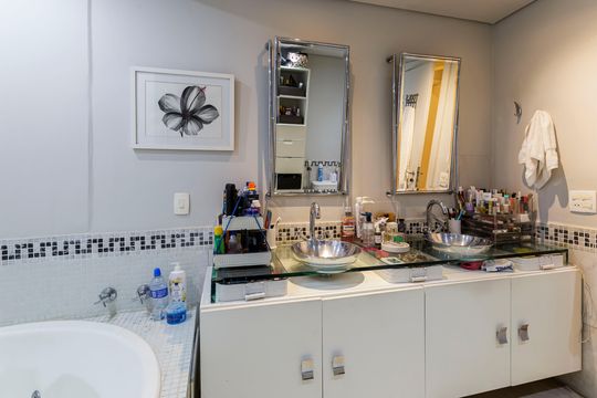 Compra apartamento mobiliado com 3 quartos e varanda. — Banheiro da Suíte 3