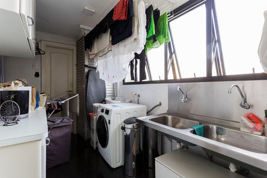 Compra apartamento mobiliado com 3 quartos e varanda. — Área de Serviço
