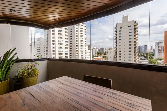 Compra apartamento mobiliado com 3 quartos e varanda. — Varanda