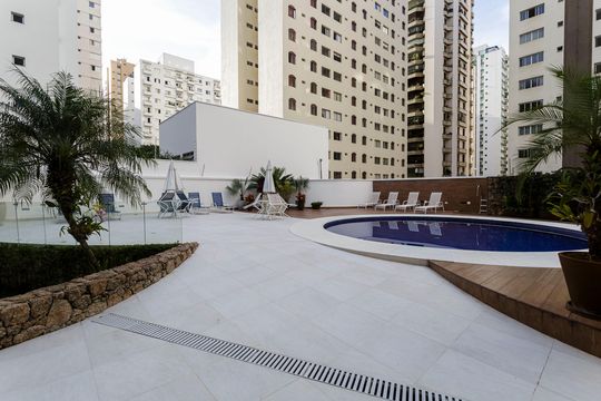 Compra apartamento mobiliado com 3 quartos e varanda. — Área comum - Piscina