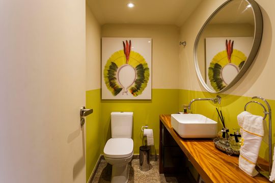 Compra apartamento mobiliado com 3 quartos e varanda. — Lavabo