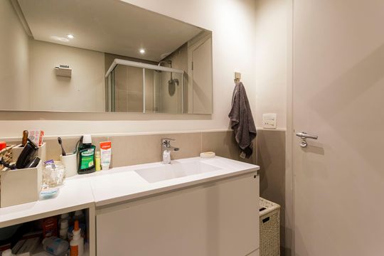 Compra apartamento mobiliado com 3 quartos e varanda. — Banheiro da Suíte 1