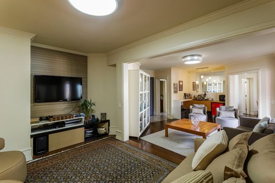 Compra apartamento mobiliado com 3 quartos e varanda. — Sala