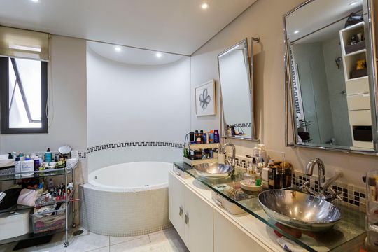 Compra apartamento mobiliado com 3 quartos e varanda. — Banheiro da Suíte 3