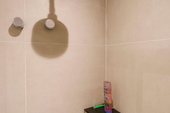 Compra apartamento mobiliado com 3 quartos e varanda. — Banheiro da Suíte 1