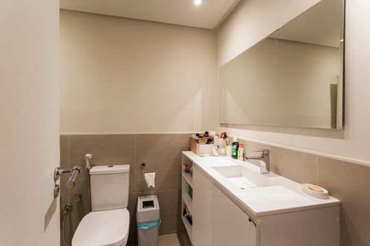 Compra apartamento mobiliado com 3 quartos e varanda. — Banheiro da Suíte 1