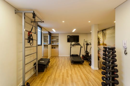 Compra apartamento mobiliado com 3 quartos e varanda. — Área comum - Academia