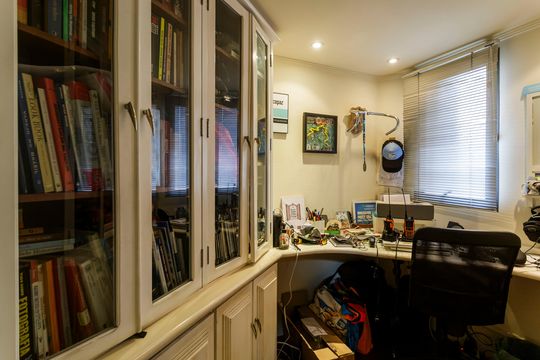 Compra apartamento mobiliado com 3 quartos e varanda. — Escritório