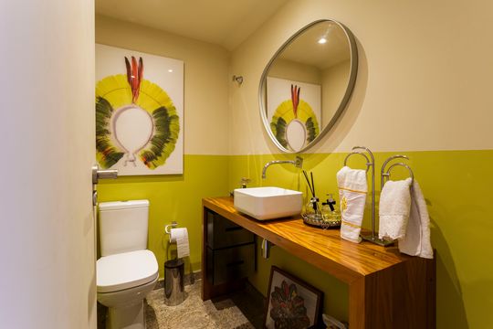 Compra apartamento mobiliado com 3 quartos e varanda. — Lavabo