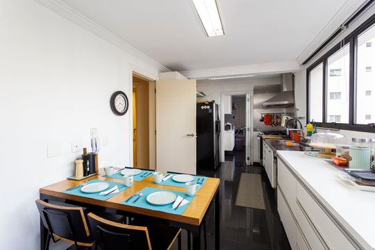 Compra apartamento mobiliado com 3 quartos e varanda. — Cozinha
