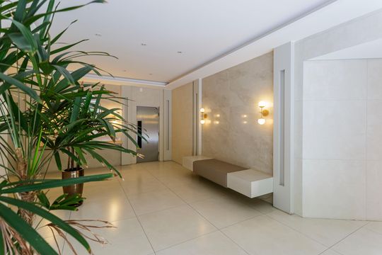 Compra apartamento mobiliado com 3 quartos e varanda. — Hall social