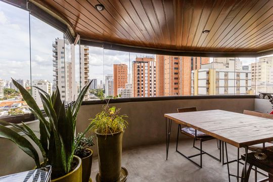Compra apartamento mobiliado com 3 quartos e varanda. — Varanda