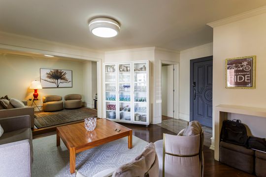 Compra apartamento mobiliado com 3 quartos e varanda. — Sala