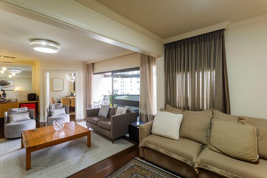 Compra apartamento mobiliado com 3 quartos e varanda. — Sala