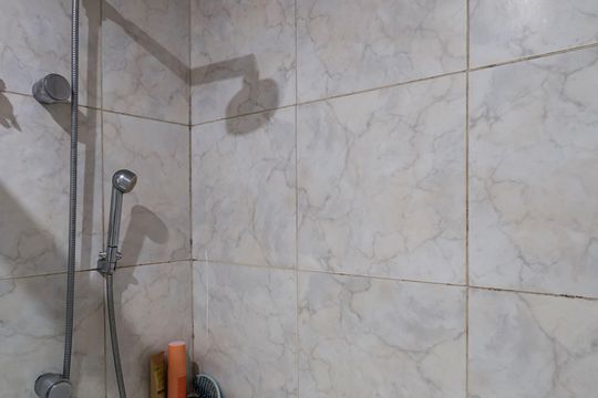 Compra apartamento mobiliado com 3 quartos e varanda. — Banheiro da Suíte 2