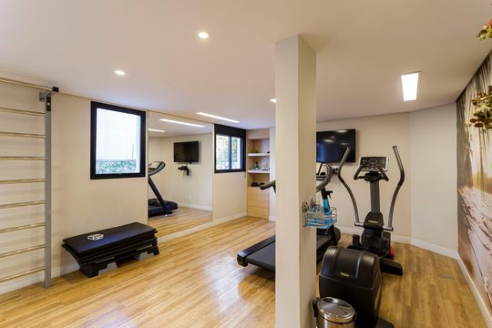 Compra apartamento mobiliado com 3 quartos e varanda. — Área comum - Academia