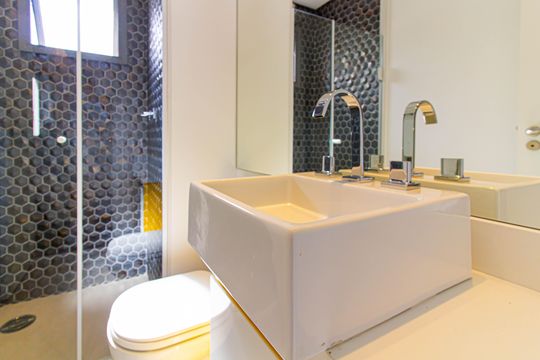 Comprar apartamento mobiliado com 3 quartos, piscina e academia no condomínio. — Banheiro da Suíte 1