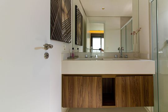 Comprar apartamento mobiliado com 3 quartos, piscina e academia no condomínio. — Banheiro da Suíte 2