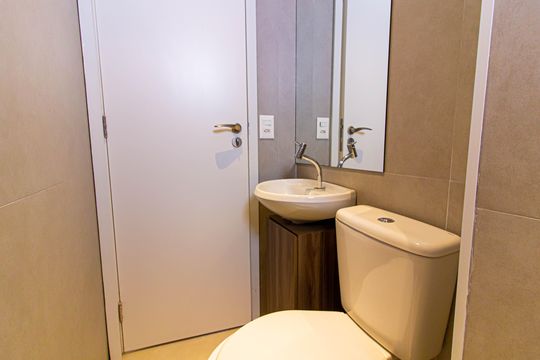 Comprar apartamento mobiliado com 3 quartos, piscina e academia no condomínio. — Banheiro
