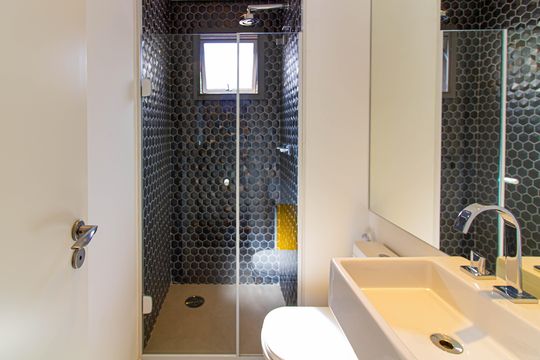 Comprar apartamento mobiliado com 3 quartos, piscina e academia no condomínio. — Banheiro da Suíte 1