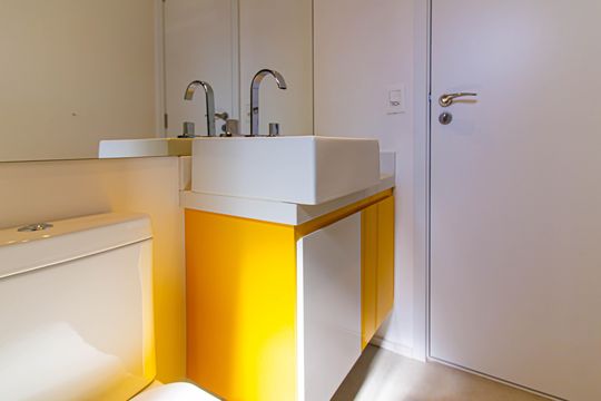 Comprar apartamento mobiliado com 3 quartos, piscina e academia no condomínio. — Banheiro da Suíte 1