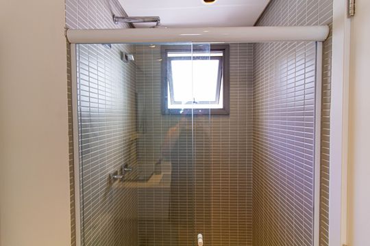 Comprar apartamento mobiliado com 3 quartos, piscina e academia no condomínio. — Banheiro da Suíte 3