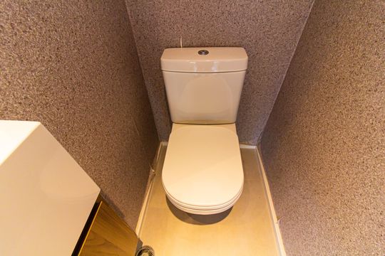 Comprar apartamento mobiliado com 3 quartos, piscina e academia no condomínio. — Lavabo