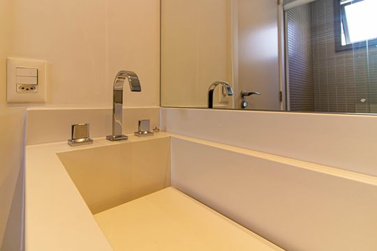 Comprar apartamento mobiliado com 3 quartos, piscina e academia no condomínio. — Banheiro da Suíte 3