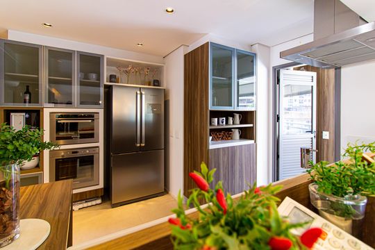 Comprar apartamento mobiliado com 3 quartos, piscina e academia no condomínio. — Cozinha
