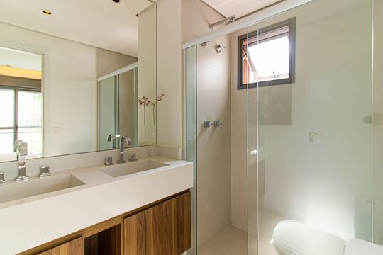 Comprar apartamento mobiliado com 3 quartos, piscina e academia no condomínio. — Banheiro da Suíte 2