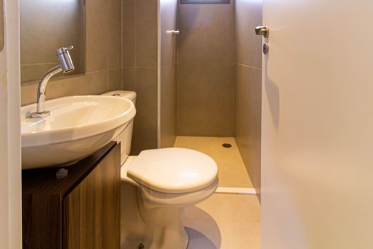 Comprar apartamento mobiliado com 3 quartos, piscina e academia no condomínio. — Banheiro