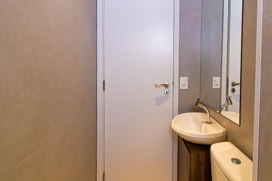 Comprar apartamento mobiliado com 3 quartos, piscina e academia no condomínio. — Banheiro