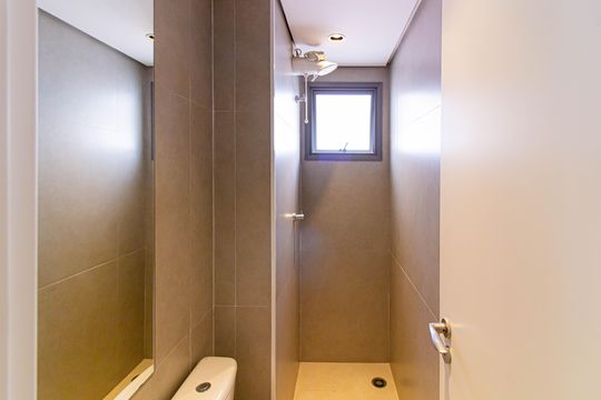 Comprar apartamento mobiliado com 3 quartos, piscina e academia no condomínio. — Banheiro