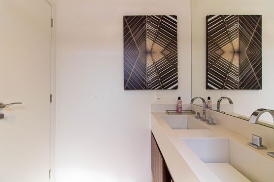 Comprar apartamento mobiliado com 3 quartos, piscina e academia no condomínio. — Banheiro da Suíte 2
