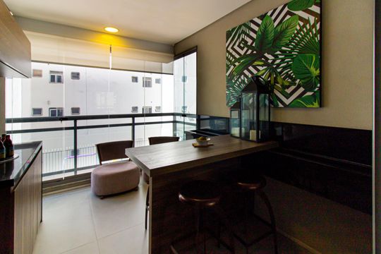 Comprar apartamento mobiliado com 3 quartos, piscina e academia no condomínio. — Varanda Gourmet