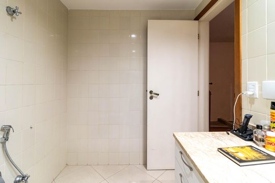 Apartamento à venda, com 196 m², 4 quartos e 3 vagas — Banheiro da Suíte 3