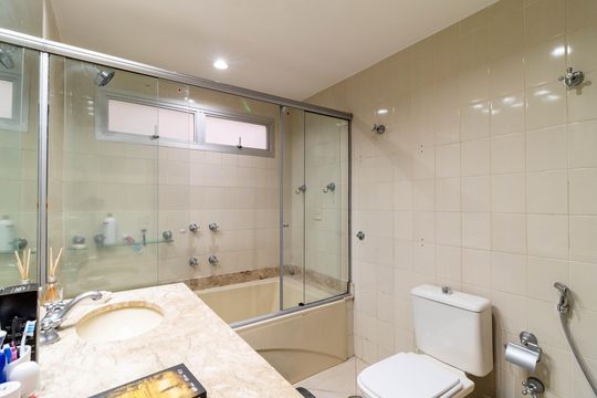 Apartamento à venda, com 196 m², 4 quartos e 3 vagas — Banheiro da Suíte 3