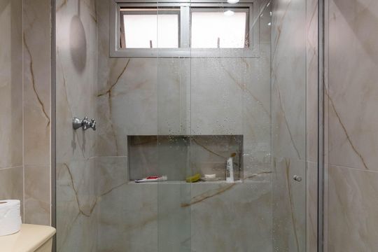 Apartamento à venda, com 196 m², 4 quartos e 3 vagas — Banheiro da Suíte 2