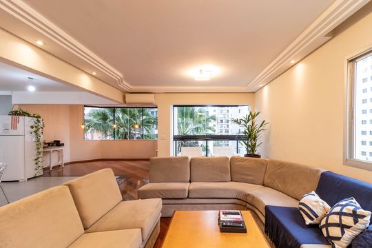Apartamento à venda, com 196 m², 4 quartos e 3 vagas — Sala