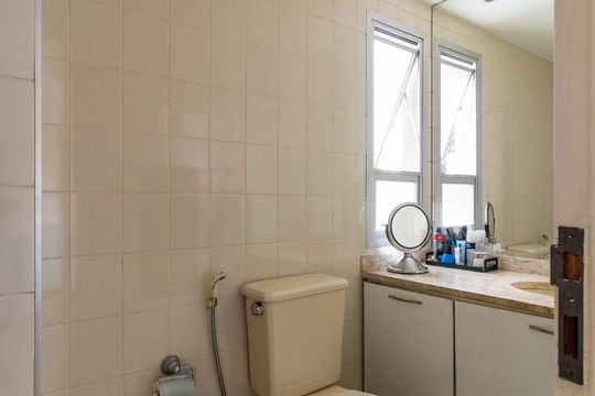 Apartamento à venda, com 196 m², 4 quartos e 3 vagas — Banheiro da Suíte 1