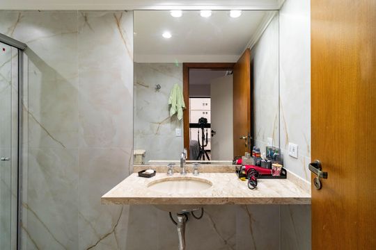 Apartamento à venda, com 196 m², 4 quartos e 3 vagas — Banheiro da Suíte 2