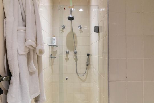 Apartamento à venda, com 196 m², 4 quartos e 3 vagas — Banheiro da Suíte 1