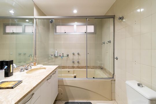 Apartamento à venda, com 196 m², 4 quartos e 3 vagas — Banheiro da Suíte 3